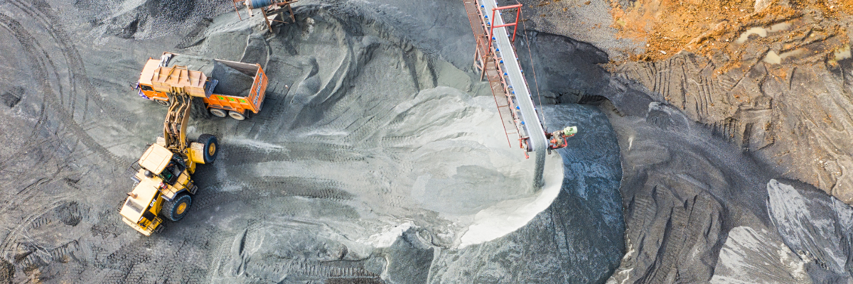 Le journalisme minier informe sur l’actualité extractive, analyse les enjeux économiques et environnementaux, donne la parole aux communautés locales et contribue à la transparence et au développement durable.